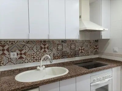 a white kitchen with a sink and a stove at 2 dormitorios y muy fácil aparcamiento in Jerez de la Frontera