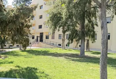 a building with trees in front of it at 2 dormitorios y muy fácil aparcamiento in Jerez de la Frontera