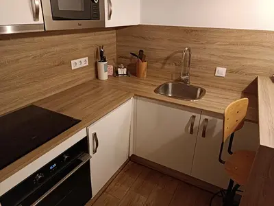 a kitchen with a sink and a microwave at Apartamento interior en Rosario in Cádiz