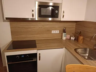 a kitchen with a microwave and a sink at Apartamento interior en Rosario in Cádiz