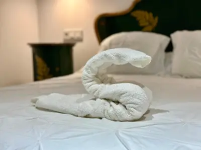 a towel shaped like a snake on a bed at Apartamento Nebro Luna, En el Corazón de Cádiz in Cádiz