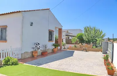 a white house with a courtyard with potted plants at Chalet Arroyo in Conil de la Frontera