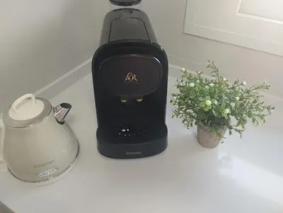 a black appliance sitting on a counter next to a blender at Ático con terraza La Venencia in Sanlúcar de Barrameda
