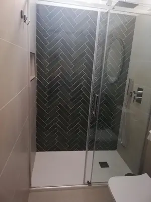 a shower with a glass door in a bathroom at Apartamento Arco´s House in Sanlúcar de Barrameda