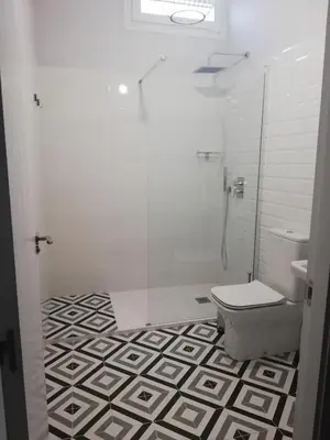 a bathroom with a toilet and a glass shower at Apartamento Arco´s House in Sanlúcar de Barrameda