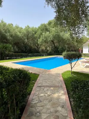 a swimming pool in the middle of a yard at CASA CHOCOLATE in Malcocinado