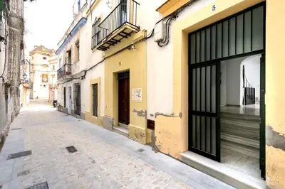 an empty street in an alley with buildings at Casa Carmen - Super céntrico y cómodo in Jerez de la Frontera