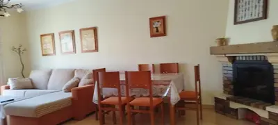 a living room with a couch and a table with chairs at Casa Ye Ye in Novo Sancti Petri