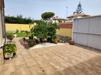 a patio with a bunch of flowers in a yard at Casa Ye Ye in Novo Sancti Petri