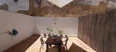 a dining room with a table and chairs at Apartamento Pale Cream in Jerez de la Frontera