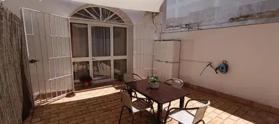 a patio with a table and chairs and a window at Apartamento Pale Cream in Jerez de la Frontera