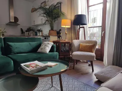 a living room with a green couch and a table at Porvenir centro in Jerez de la Frontera
