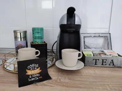 a table with two coffee cups and a tea maker at Porvenir centro in Jerez de la Frontera