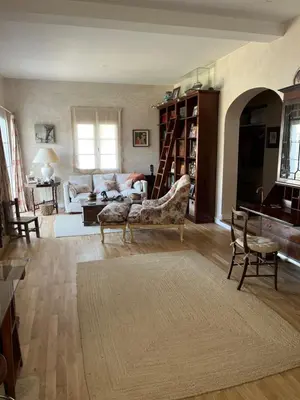 a living room with a couch and a table at Villa en Urbanización Ciudad Ducal in El Puerto de Santa María