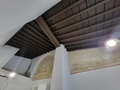 a ceiling in a room with a wooden ceiling at Apartamento El Arrumbador in Jerez de la Frontera