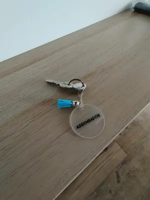 a key chain with a pen on top of a table at Apartamento La Albariza in Jerez de la Frontera
