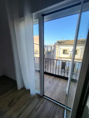 a room with a sliding glass door with a balcony at Apartamento La Albariza in Jerez de la Frontera