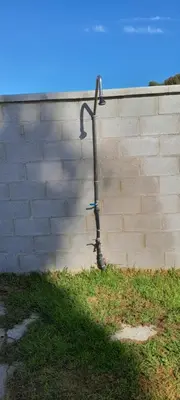 a garden mower leaning against a brick wall at PINZAPO in El Puerto de Santa María