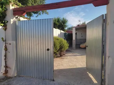 an entrance to a house with a metal gate at PINZAPO in El Puerto de Santa María