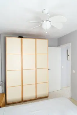 a bedroom with a closet with a ceiling fan at Pasquín in Cádiz