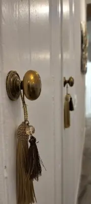 a door knob with a bunch ofthings hanging from it at Apartamento Casa Pura in Medina Sidonia