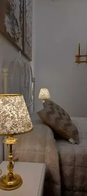 a living room with a couch and a table with a lamp at Apartamento Casa Pura in Medina Sidonia