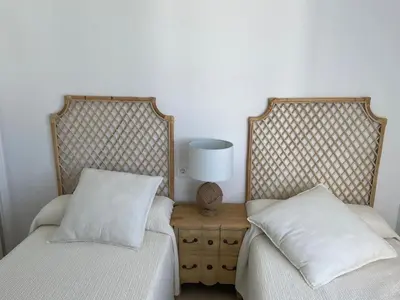 two beds sitting next to each other in a bedroom at Casita Playa Conil in Conil de la Frontera