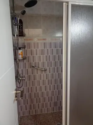 a bathroom with a shower with pink tile at Piso vacacional en Sanlúcar in Sanlúcar de Barrameda