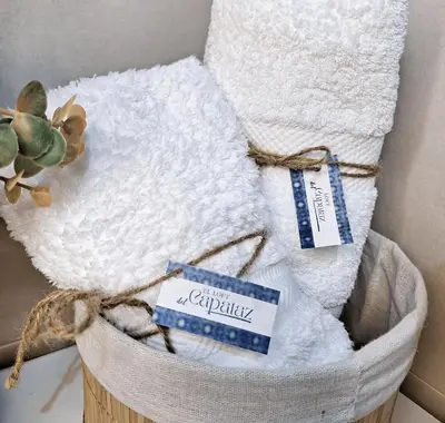 a basket filled with towels and a sign that says congratulations at Loft del Capataz in San Fernando
