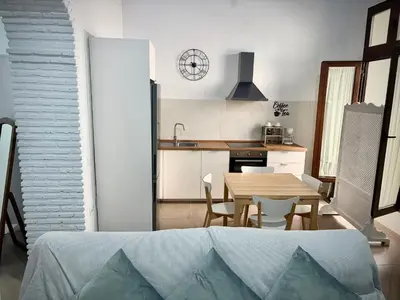 a kitchen and dining room with a table and chairs at Loft del Capataz in San Fernando