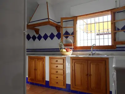 a kitchen with a sink and a window at Caracola Wohnung in Chipiona