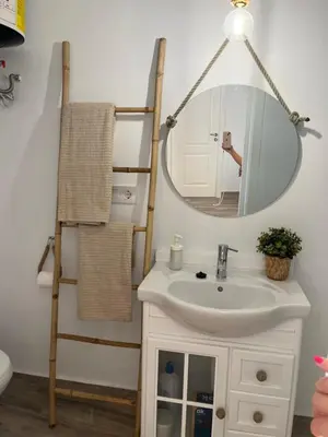 a bathroom with a sink and a mirror at Estudios Los Sueños de Ana in Jerez de la Frontera