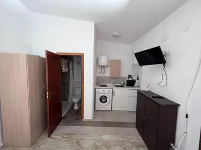 a small kitchen with a washer and dryer at Apartamentos La Campana 5 in Jerez de la Frontera