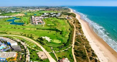 an aerial view of a beach and the ocean at AMPLIO PISO EN COSTA BALLENA A 100 M DE LA PLAYA in Costa Ballena