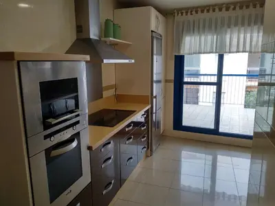a kitchen with stainless steel appliances and a large window at AMPLIO PISO EN COSTA BALLENA A 100 M DE LA PLAYA in Costa Ballena