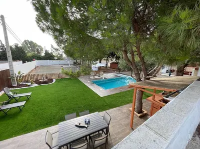 an overhead view of a backyard with a pool and a table at La Marciana - piscina pista tenis futbol y baloncesto privado - Bungalow externo independiente in Chiclana de la Frontera