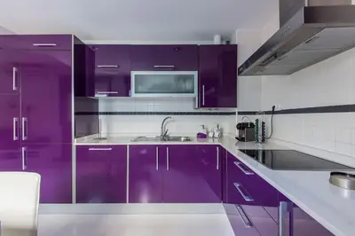 a purple kitchen with a sink and a microwave at Apartamento en el centro a 200 m de la playa in Cádiz