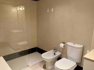 a bathroom with a toilet and a shower and a sink at Apartamento en el centro a 200 m de la playa in Cádiz