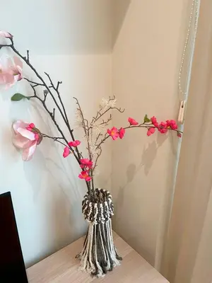 a vase with pink flowers in it on a table at Apartamento Puerta del Mar in Cádiz