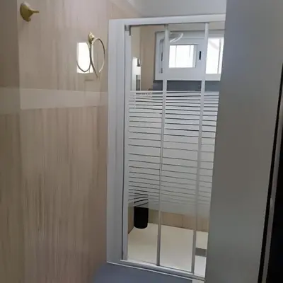 a bathroom with a window with white blinds at Castelar in Rota