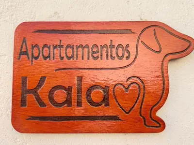 a wooden sign that says adaptations to kibo at Kala Almendrillo Apartment Boutique in Jerez de la Frontera