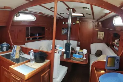 a small kitchen in a boat with a table at Boat-Apartamento flotante Cádiz.. La Juanita Arroyo in Cádiz