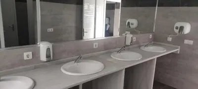 a bathroom with three sinks and a mirror at Boat-Apartamento flotante Cádiz.. La Juanita Arroyo in Cádiz