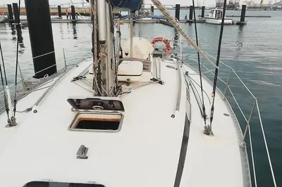 a white boat is docked in the water at Boat-Apartamento flotante Cádiz.. La Juanita Arroyo in Cádiz