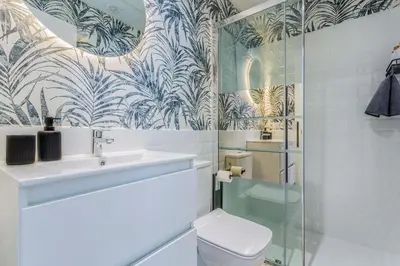 a bathroom with a toilet and a sink and a shower at Apartamento El Mural in Jerez de la Frontera