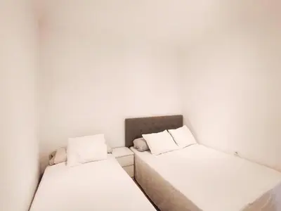 a living room with a table and two chairs at Acogedor apartamento in Rota