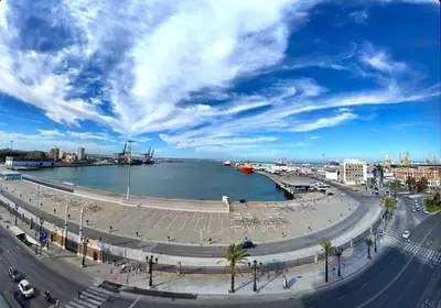 a large body of water next to a city at Apartamento Fenix - Recién renovado y vistas al mar in Cádiz