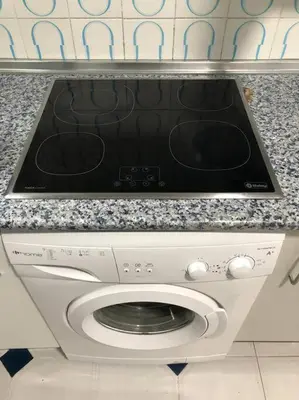a stove top oven sitting on top of a washing machine at Apartamento Bulerias de Jerez in Jerez de la Frontera