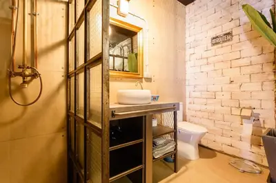 a bathroom with a sink and a toilet at Gatu Selecta 5 Diseño calidad wifi, aire acc junto recinto ferial, Preferente mayores de 21 años y familias in Jerez de la Frontera