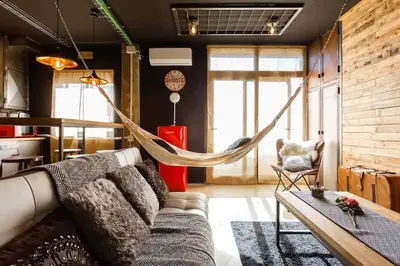 a living room with a couch and a hammock at Gatu Selecta 5 Diseño calidad wifi, aire acc junto recinto ferial, Preferente mayores de 21 años y familias in Jerez de la Frontera
